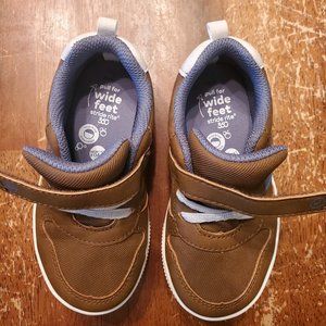 Stride Rite 360 Boys Dempsey Sneaker, Brown